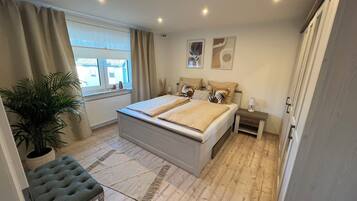 2 Schlafzimmer, Reisekinderbett, kostenloses WLAN, Bettwäsche