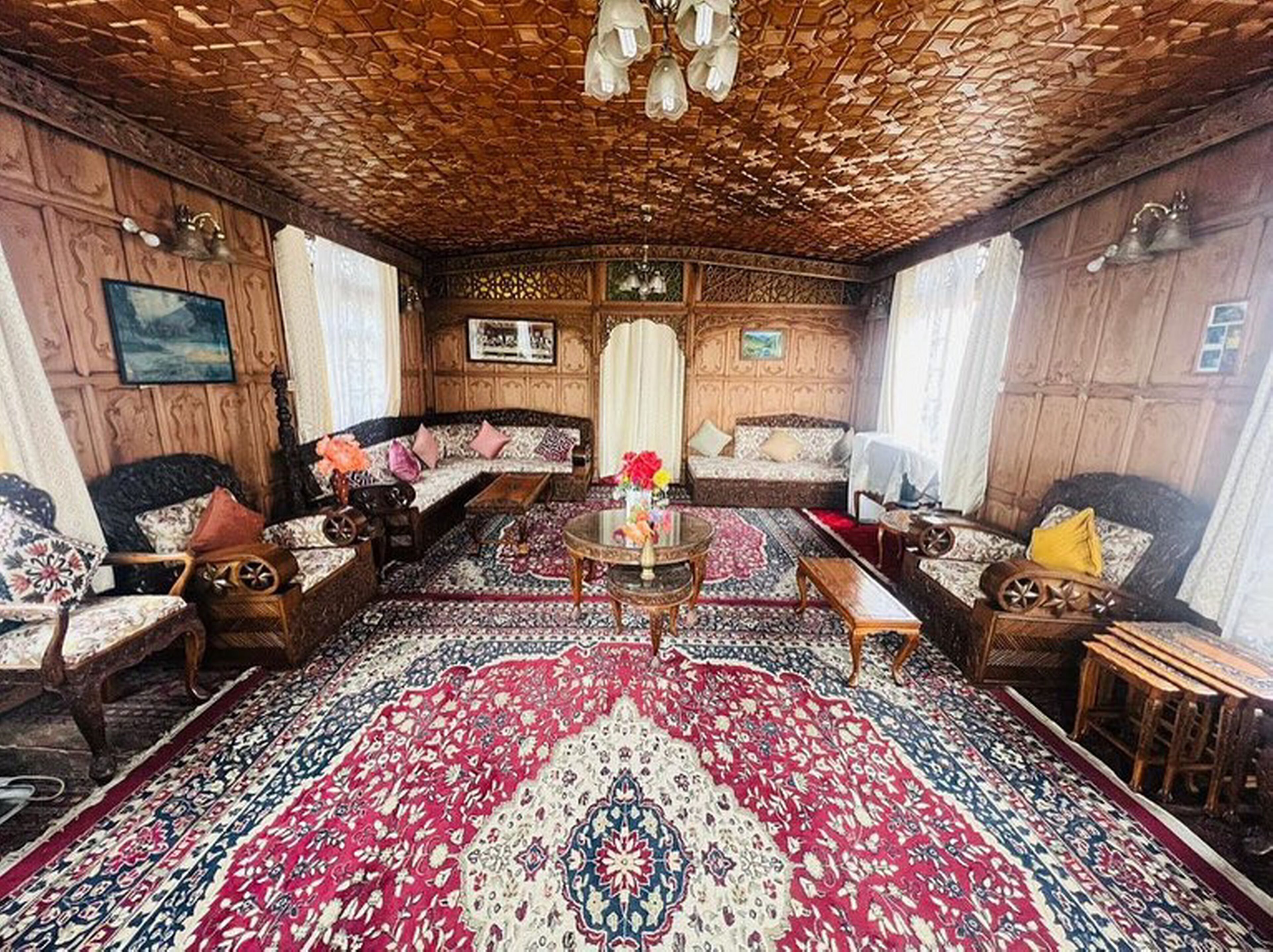 Standard Double Room | Living area | 40-inch LED TV with satellite channels, pay films, heated floors
