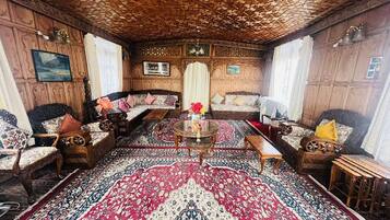 Standard Double Room | Living area | 40-inch LED TV with satellite channels, pay films, heated floors