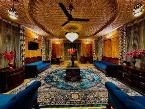 Standard Double Room | Living area | 40-inch LED TV with satellite channels, pay films, heated floors - Floating Luxury Group Of Houseboats (Srinagar)