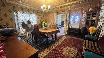 Standard Double Room | Private kitchenette | Mini-fridge, microwave, oven, stovetop