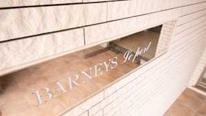 Un cartel con el nombre "Barneys" en la fachada de un edificio.