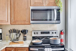 Kjøleskap, mikrobølgeovn, ovn og kokeplater