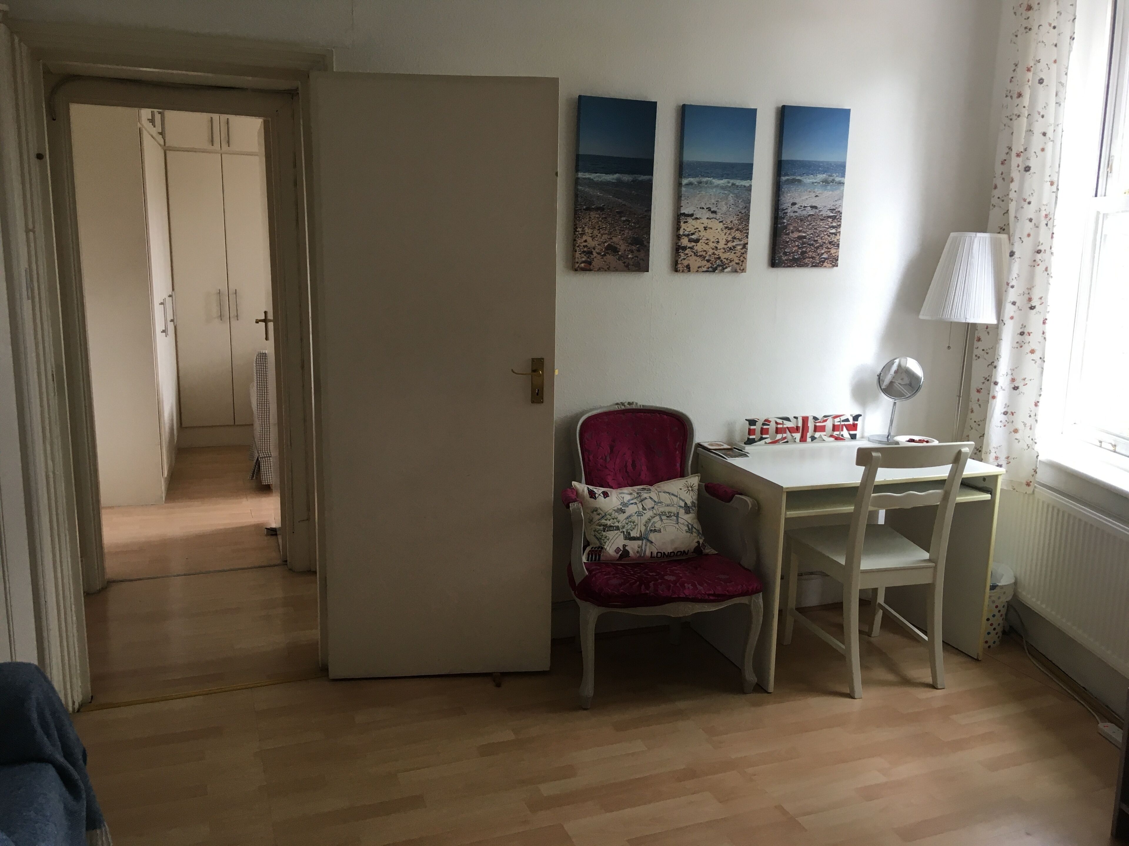 เบสิกอพาร์ทเมนท์ | บริเวณนั่งเล่น | ทีวีจอแบน 26 นิ้ว พร้อมช่องดิจิตอล