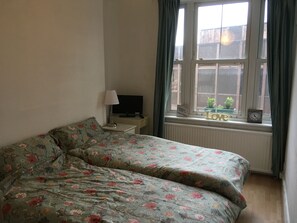 Căn hộ cơ bản | Trang trí khác biệt, trang bị nội thất với thiết kế riêng biệt, bàn 