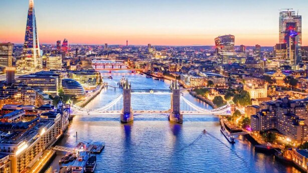 A cityscape with a prominent bridge and modern buildings, including a skyscraper. - London Bridge - Entire 2 Bedroom Apart (London)