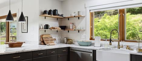 Køleskab, mikrobølgeovn, ovn, kogeplade