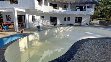 Studio Classique | Salle de bain | Douche, serviettes fournies, savon, papier toilette