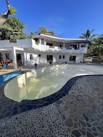 Ducha, toallas, jabón, papel higiénico