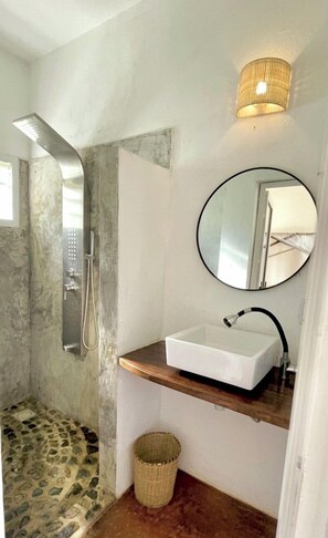 Regadera, toallas, jabón, papel de baño 