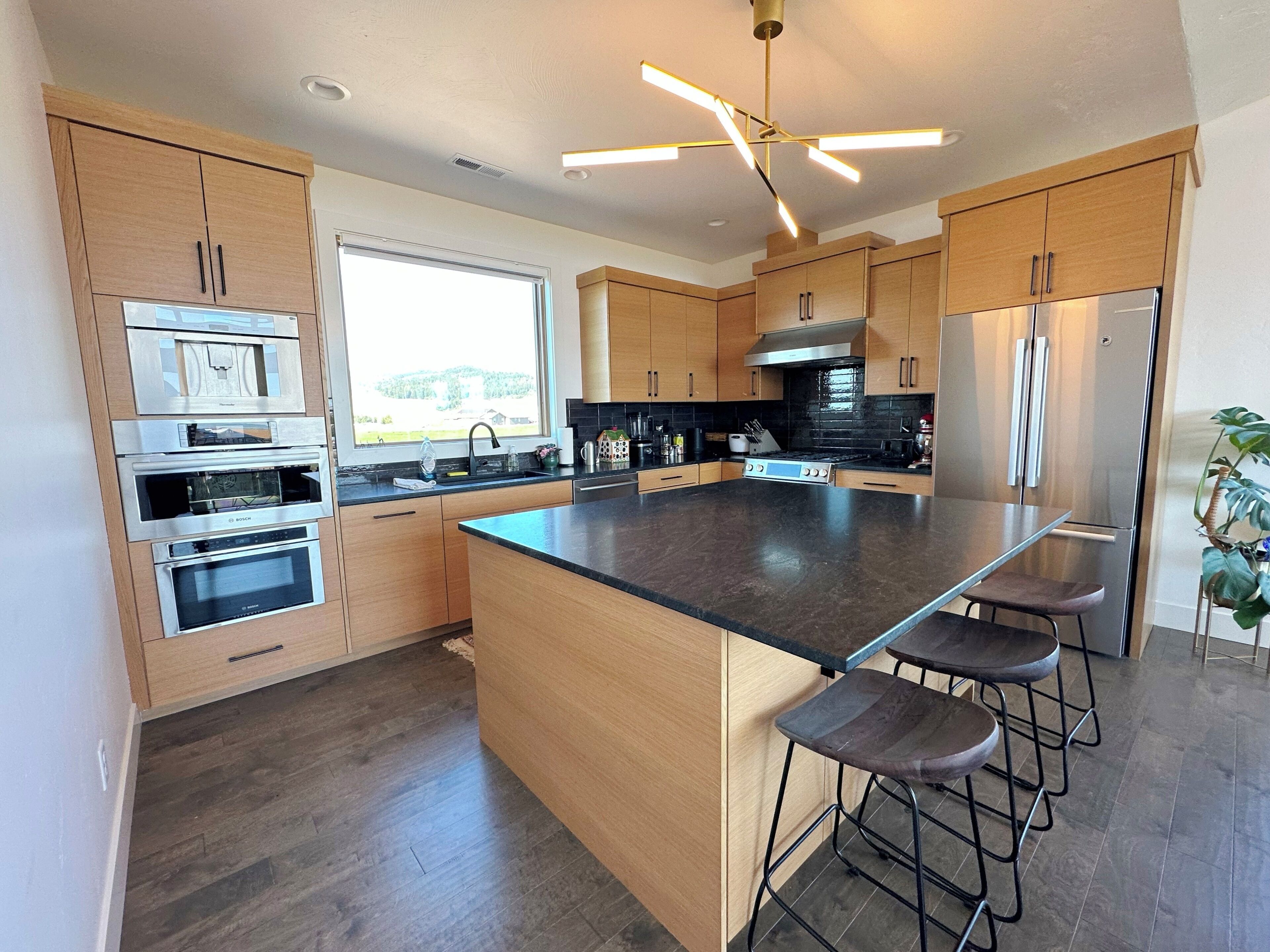 Jääkaappi, mikroaaltouuni, uuni, liesi