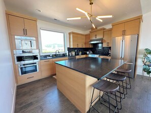 Refrigerador, microondas, horno y parrilla de estufa