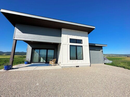 Modern Mountain Guest House Getaway near Driggs