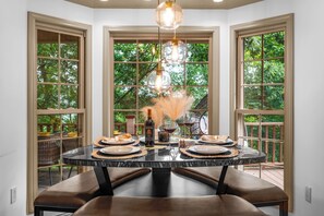 Dining - One level house, 5 min to Soaky Mntn & shopping (Sevierville)