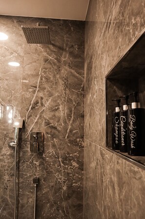 Dusche, Haartrockner, Handtücher, Seife