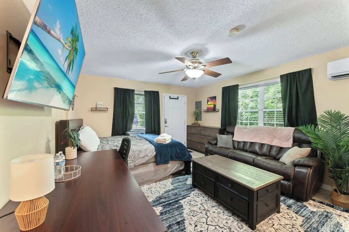 Desk, free WiFi, bed sheets