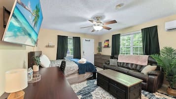 Skrivebord, wi-fi (inkludert) og sengetøy