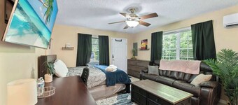 "Mid-Century Studio" Kitchenette, Wi-Fi