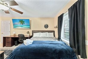 Tabla de planchar con plancha, wifi gratis y ropa de cama 
