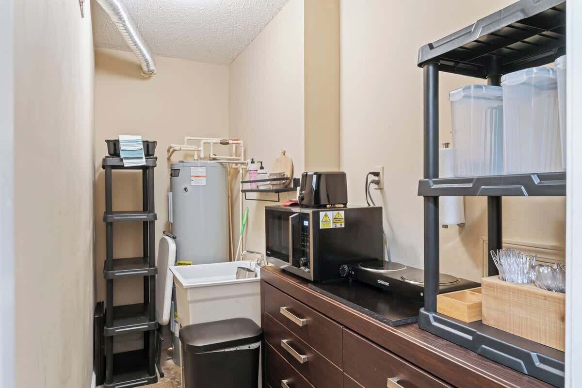 Kühlschrank, Mikrowelle, Wasserkocher mit Kaffee-/Teezubehör