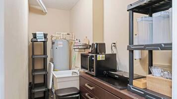 KĂŒhlschrank, Mikrowelle, Wasserkocher mit Kaffee-/Teezubehör