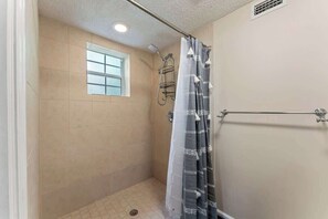 Dusche, Haartrockner, Shampoo
