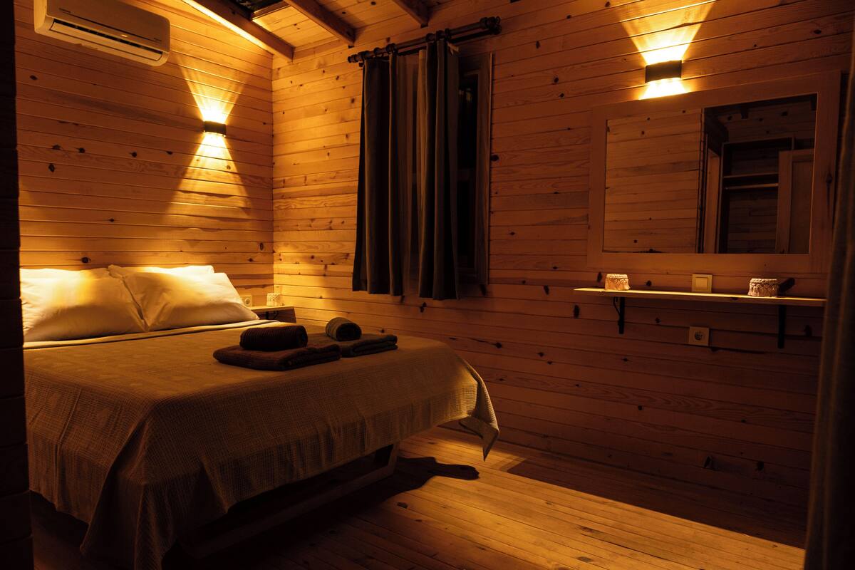 Casa a l'arbre Deluxe | Roba de llit d'alta qualitat, matalassos Tempur-Pedic i escriptori 