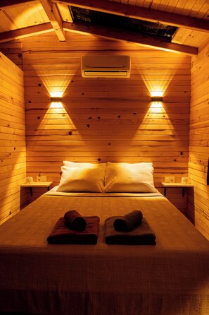 Trehytte – deluxe | Sengetøy av topp kvalitet, Tempur-Pedic-senger og skrivebord