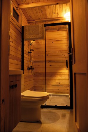 Trehytte – deluxe | Bad | Dusj, regndusjhode, toalettartikler (inkludert) og hårføner