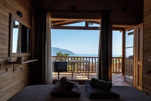 Ropa de cama de alta calidad, colchones Tempur-Pedic y escritorio