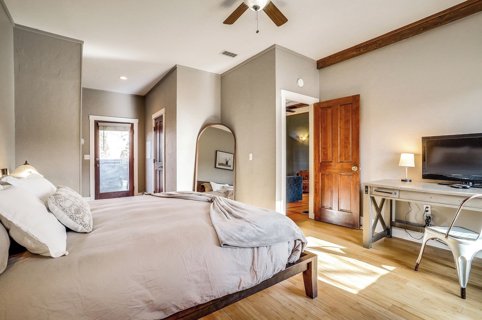 2 bedrooms, desk, iron/ironing board, travel crib