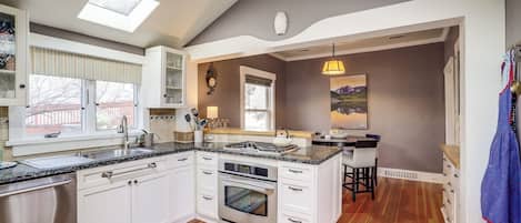 冷蔵庫、電子レンジ、オーブン、コンロ