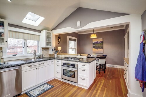 South Table Trail Retreat – 2BR/3 Beds with Yard + Views