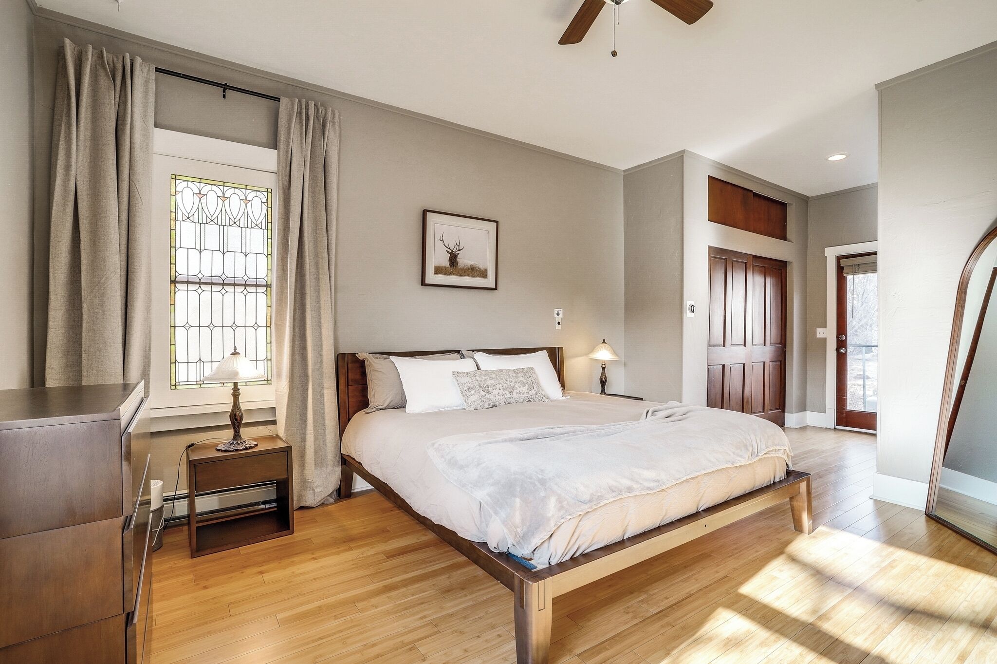 2 Schlafzimmer, Schreibtisch, Bügeleisen/Bügelbrett, Reisekinderbett