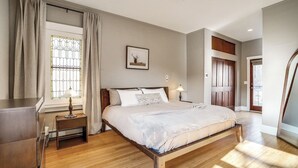 2 soverom, skrivebord, strykejern/-brett og reiseseng for barn