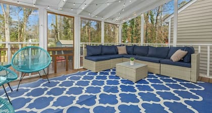 Your Modern Family Retreat, sleeps 10!