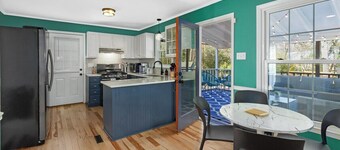 Your Modern Family Retreat, sleeps 10!