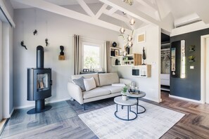 Smart-tv, pejs, bøger, stereoanlæg