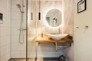 Shower, hair dryer, towels, toilet paper - Vacation apartment "SteernKieker" - Arrive and relax (Klausdorf)
