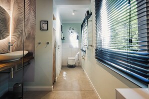 Dusche, Haartrockner, Handtücher, Toilettenpapier