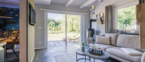 Smart TV, fireplace, books, stereo