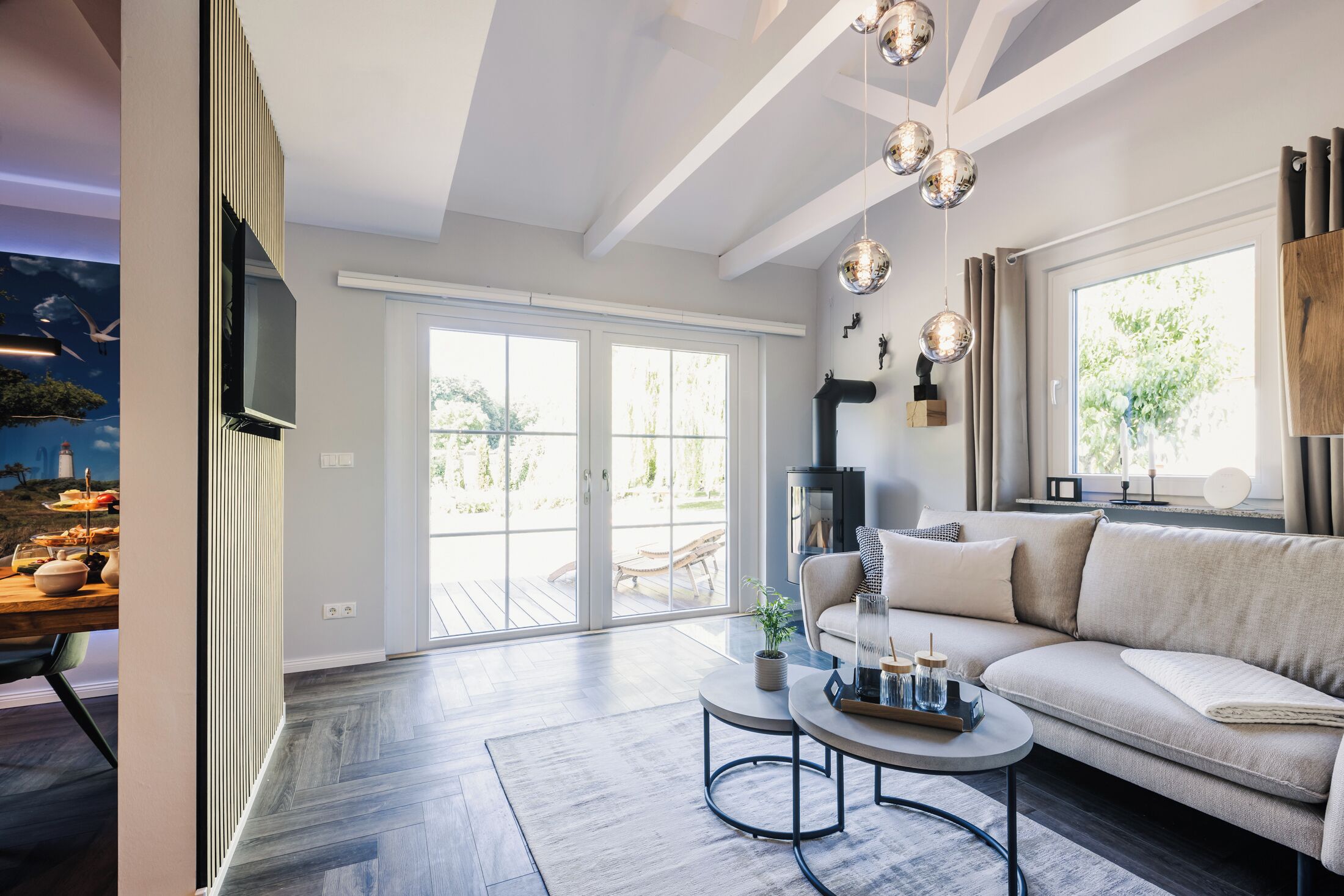 Smart-TV, Kamin, Bücher, Stereoanlage