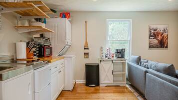 Frigorífico, microondas, placa de cocina y cafetera o tetera