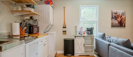 Køleskab, mikrobølgeovn, kogeplade, kaffe-/temaskine