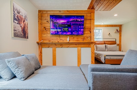 1 bedroom, desk, iron/ironing board, WiFi. Midtown Columbus Studio w/ Grill Near Fort Moore