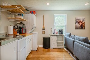 Fridge, microwave, stovetop, coffee/tea maker - Studio•2Bed•Washer & Dryer•Grill•Near Fort Moore (Columbus)