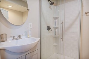 Bañera, secador de pelo, toallas