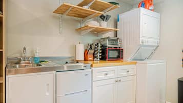 Réfrigérateur, micro-ondes, plaque de cuisson, cafetière/bouilloire