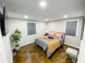 3 quartos, escrivaninha, ferros/tábuas de passar roupa