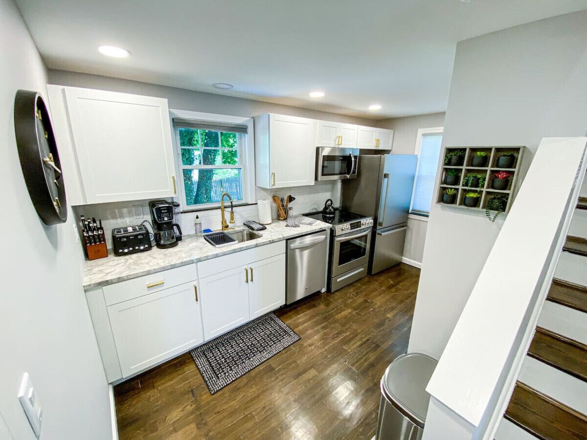 Frigorífico, microondas, horno y placa de cocina